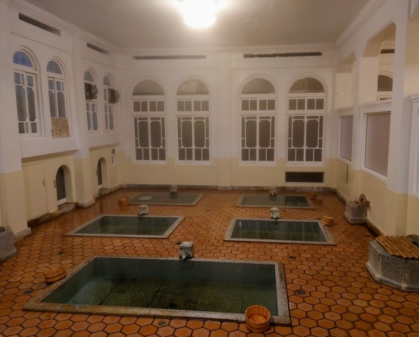 積善館の温泉　元禄の湯　四角い浴槽が５つある